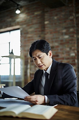 포토 JPG 응시 남자 40대 중년 실내 한명 앉기 상반신 앞모습 아웃포커스 책 한국인 찡그림 책상 고민 문서 중년남자한명만 국내포토 1 시선 감정 뷰포인트 가구 모션 촬영기법 표정 사람 동양인 성인 내부 남자한명만 중년남자만 파일형식