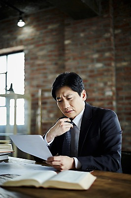 포토 JPG 응시 남자 40대 중년 실내 한명 앉기 상반신 앞모습 아웃포커스 책 한국인 찡그림 책상 고민 문서 중년남자한명만 국내포토 1 시선 감정 뷰포인트 가구 모션 촬영기법 표정 사람 동양인 성인 내부 남자한명만 중년남자만 파일형식