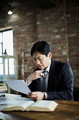 포토 JPG 응시 남자 40대 중년 실내 한명 앉기 상반신 앞모습 아웃포커스 책 한국인 찡그림 책상 고민 문서 중년남자한명만 국내포토 1 시선 감정 뷰포인트 가구 모션 촬영기법 표정 사람 동양인 성인 내부 남자한명만 중년남자만 파일형식