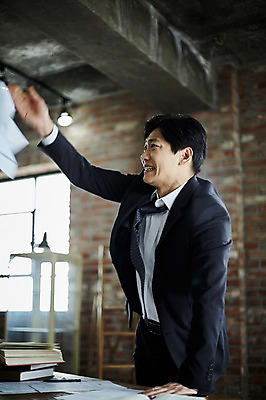 포토 JPG 응시 남자 40대 중년 실내 한명 서기 상반신 옆모습 아웃포커스 한국인 분노 짜증 던지기 책상 문서 중년남자한명만 국내포토 1 시선 감정 뷰포인트 가구 모션 촬영기법 사람 동양인 성인 내부 남자한명만 중년남자만 파일형식
