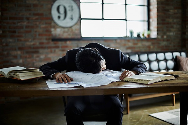 포토 JPG 남자 엎드리기 40대 중년 창문 실내 한명 앉기 상반신 앞모습 아웃포커스 책 소파 한국인 잠 책상 문서 중년남자한명만 국내포토 1 뷰포인트 가구 의자 모션 촬영기법 사람 동양인 성인 내부 남자한명만 중년남자만 파일형식