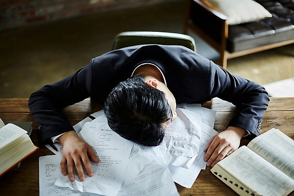 포토 JPG 남자 엎드리기 40대 중년 실내 한명 앉기 상반신 앞모습 아웃포커스 책 소파 하이앵글 한국인 잠 책상 문서 중년남자한명만 국내포토 1 뷰포인트 가구 의자 모션 촬영기법 사람 동양인 성인 내부 남자한명만 중년남자만 파일형식