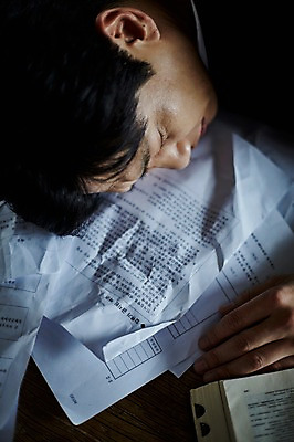 포토 JPG 남자 엎드리기 40대 중년 실내 한명 앉기 근접촬영 상반신 앞모습 하이앵글 한국인 잠 책상 문서 중년남자한명만 국내포토 1 뷰포인트 가구 모션 사람 동양인 성인 내부 남자한명만 중년남자만 파일형식