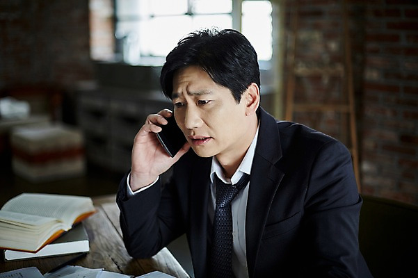 포토 JPG 응시 남자 40대 중년 실내 한명 들기 앉기 상반신 옆모습 아웃포커스 책 스마트폰 한국인 찡그림 불안 책상 문서 중년남자한명만 국내포토 1 시선 감정 뷰포인트 가구 모션 촬영기법 표정 사람 동양인 성인 내부 핸드폰 스마트기기 남자한명만 중년남자만 파일형식