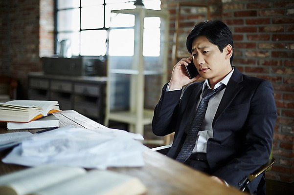 포토 JPG 응시 남자 40대 중년 실내 한명 들기 앉기 상반신 옆모습 아웃포커스 책 스마트폰 한국인 찡그림 불안 책상 문서 중년남자한명만 국내포토 1 시선 감정 뷰포인트 가구 모션 촬영기법 표정 사람 동양인 성인 내부 핸드폰 스마트기기 남자한명만 중년남자만 파일형식