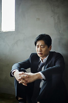 포토 JPG 응시 남자 벽 40대 중년 바닥 실내 한명 앉기 상반신 앞모습 기댐 한국인 슬픔 찡그림 실패 불안 울상 중년남자한명만 주저앉기 국내포토 1 시선 감정 뷰포인트 모션 표정 사람 동양인 성인 내부 좌절 남자한명만 중년남자만 파일형식