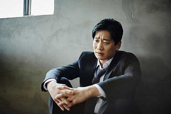 포토 JPG 응시 남자 벽 40대 중년 바닥 실내 한명 앉기 상반신 앞모습 기댐 한국인 슬픔 찡그림 실패 불안 울상 중년남자한명만 주저앉기 국내포토 1 시선 감정 뷰포인트 모션 표정 사람 동양인 성인 내부 좌절 남자한명만 중년남자만 파일형식