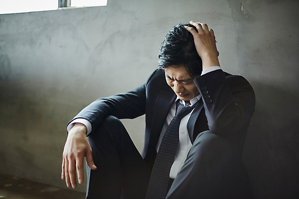 포토 JPG 응시 남자 벽 40대 중년 바닥 실내 한명 앉기 상반신 앞모습 머리 기댐 한국인 슬픔 잡기 찡그림 실패 불안 중년남자한명만 주저앉기 국내포토 1 시선 감정 뷰포인트 모션 표정 사람 동양인 성인 내부 신체부위 좌절 남자한명만 중년남자만 파일형식