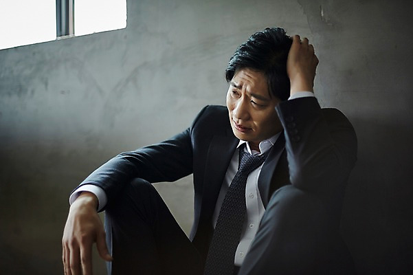 포토 JPG 응시 남자 벽 40대 중년 바닥 실내 한명 앉기 상반신 앞모습 머리 기댐 한국인 슬픔 잡기 찡그림 실패 불안 중년남자한명만 주저앉기 국내포토 1 시선 감정 뷰포인트 모션 표정 사람 동양인 성인 내부 신체부위 좌절 남자한명만 중년남자만 파일형식