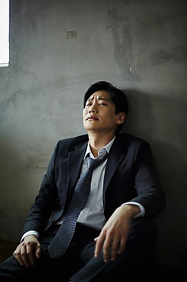 포토 JPG 남자 벽 40대 중년 바닥 실내 한명 앉기 상반신 앞모습 눈감음 기댐 한국인 슬픔 찡그림 실패 불안 중년남자한명만 주저앉기 국내포토 1 감정 뷰포인트 모션 표정 사람 동양인 성인 내부 좌절 남자한명만 중년남자만 파일형식