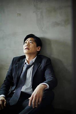 포토 JPG 응시 남자 벽 40대 중년 바닥 실내 한명 앉기 상반신 앞모습 기댐 한국인 슬픔 찡그림 실패 불안 중년남자한명만 주저앉기 국내포토 1 시선 감정 뷰포인트 모션 표정 사람 동양인 성인 내부 좌절 남자한명만 중년남자만 파일형식