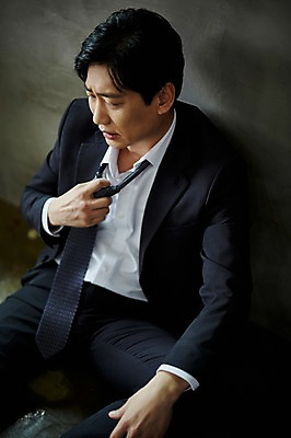 포토 JPG 응시 남자 40대 중년 넥타이 실내 한명 앉기 상반신 앞모습 하이앵글 한국인 슬픔 찡그림 실패 불안 풀기 중년남자한명만 주저앉기 국내포토 1 시선 잡화 감정 뷰포인트 모션 표정 사람 동양인 성인 내부 좌절 남자한명만 중년남자만 파일형식