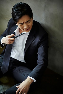 포토 JPG 남자 40대 중년 넥타이 실내 한명 앉기 상반신 앞모습 하이앵글 한국인 슬픔 잡기 찡그림 실패 불안 풀기 중년남자한명만 주저앉기 국내포토 1 잡화 감정 뷰포인트 모션 표정 사람 동양인 성인 내부 좌절 남자한명만 중년남자만 파일형식