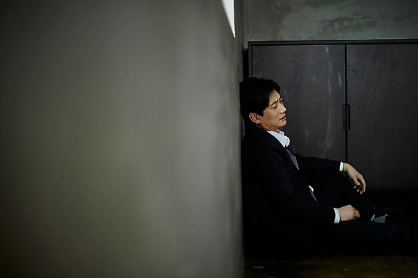 포토 JPG 응시 남자 벽 40대 중년 바닥 실내 한명 앉기 상반신 옆모습 기댐 한국인 슬픔 찡그림 실패 불안 중년남자한명만 주저앉기 국내포토 1 시선 감정 뷰포인트 모션 표정 사람 동양인 성인 내부 좌절 남자한명만 중년남자만 파일형식