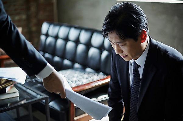 포토 JPG 응시 남자 40대 중년 실내 들기 앉기 상반신 두명 옆모습 아웃포커스 신체부위 소파 한국인 무릎꿇기 꾸지람 문서 팔 실수 중년남자만 국내포토 시선 뷰포인트 의자 모션 촬영기법 사람 동양인 성인 내부 체벌 남자만 중년만 파일형식 가구 인종 성인만 생활용품 오브젝트