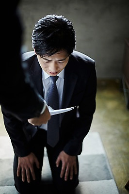 포토 JPG 전신 응시 남자 40대 중년 실내 한명 들기 앉기 앞모습 아웃포커스 신체부위 한국인 무릎꿇기 꾸지람 문서 팔 실수 중년남자한명만 국내포토 1 시선 뷰포인트 모션 촬영기법 사람 동양인 성인 내부 체벌 남자한명만 중년남자만 파일형식