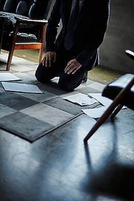 포토 JPG 남자 40대 중년 의자 실내 한명 앉기 앞모습 아웃포커스 소파 한국인 하반신 무릎꿇기 꾸지람 문서 실수 중년남자한명만 국내포토 1 뷰포인트 가구 모션 촬영기법 사람 동양인 성인 내부 체벌 남자한명만 중년남자만 파일형식