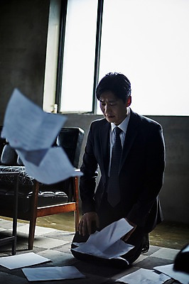 포토 JPG 전신 남자 40대 중년 실내 한명 앉기 앞모습 아웃포커스 소파 한국인 무릎꿇기 꾸지람 문서 실수 중년남자한명만 흩날리기 국내포토 1 뷰포인트 의자 모션 촬영기법 사람 동양인 성인 내부 체벌 남자한명만 중년남자만 파일형식