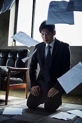 포토 JPG 전신 응시 남자 40대 중년 실내 한명 앉기 앞모습 아웃포커스 한국인 무릎꿇기 꾸지람 문서 실수 중년남자한명만 흩날리기 국내포토 1 시선 뷰포인트 모션 촬영기법 사람 동양인 성인 내부 체벌 남자한명만 중년남자만 파일형식