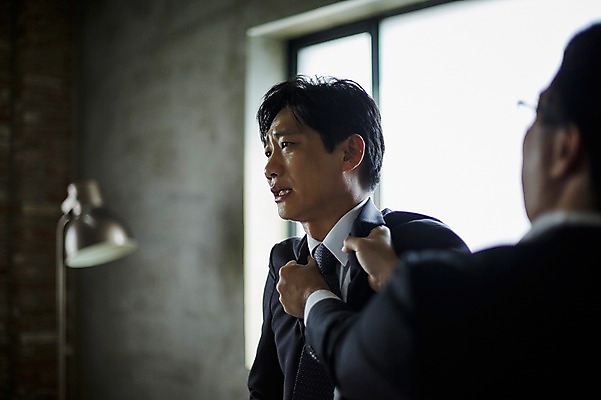 포토 JPG 응시 남자 40대 중년 조명 실내 서기 상반신 두명 옆모습 뒷모습 아웃포커스 한국인 잡기 실수 멱살 울상 중년남자만 국내포토 시선 뷰포인트 모션 촬영기법 사람 동양인 성인 내부 남자만 중년만 파일형식