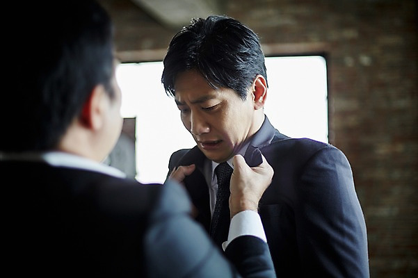 포토 JPG 응시 남자 40대 중년 실내 서기 상반신 두명 앞모습 뒷모습 아웃포커스 한국인 잡기 실수 멱살 울상 중년남자만 국내포토 시선 뷰포인트 모션 촬영기법 사람 동양인 성인 내부 남자만 중년만 파일형식