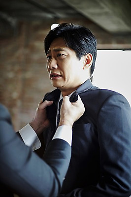 포토 JPG 응시 남자 40대 중년 실내 서기 상반신 두명 옆모습 아웃포커스 신체부위 한국인 팔 실수 멱살 울상 중년남자만 국내포토 시선 뷰포인트 모션 촬영기법 사람 동양인 성인 내부 남자만 중년만 파일형식