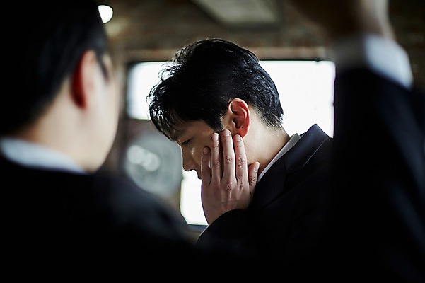 포토 JPG 응시 남자 40대 중년 실내 서기 상반신 두명 옆모습 뒷모습 아웃포커스 손들기 한국인 볼 폭력 실수 울상 잘못 중년남자만 국내포토 시선 뷰포인트 모션 촬영기법 사람 동양인 성인 내부 신체부위 사회이슈 남자만 중년만 파일형식