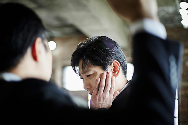 포토 JPG 응시 남자 40대 중년 실내 서기 상반신 두명 옆모습 뒷모습 아웃포커스 손들기 한국인 볼 폭력 실수 울상 잘못 중년남자만 국내포토 시선 뷰포인트 모션 촬영기법 사람 동양인 성인 내부 신체부위 사회이슈 남자만 중년만 파일형식