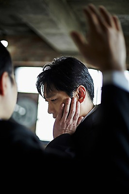 포토 JPG 응시 남자 40대 중년 실내 서기 상반신 두명 옆모습 뒷모습 아웃포커스 손들기 한국인 볼 폭력 실수 울상 잘못 중년남자만 국내포토 시선 뷰포인트 모션 촬영기법 사람 동양인 성인 내부 신체부위 사회이슈 남자만 중년만 파일형식