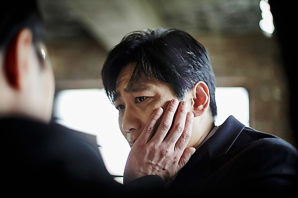 포토 JPG 응시 남자 40대 중년 실내 서기 상반신 두명 옆모습 뒷모습 아웃포커스 한국인 볼 폭력 실수 울상 잘못 중년남자만 국내포토 시선 뷰포인트 모션 촬영기법 사람 동양인 성인 내부 신체부위 사회이슈 남자만 중년만 파일형식