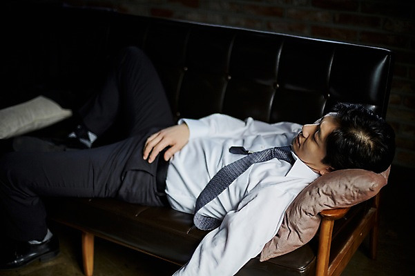 포토 JPG 남자 40대 중년 실내 피곤 한명 상반신 옆모습 아웃포커스 소파 눕기 눈감음 한국인 잠 문서 중년남자한명만 국내포토 1 뷰포인트 컨셉 의자 모션 촬영기법 사람 동양인 성인 내부 남자한명만 중년남자만 파일형식