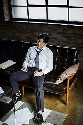 포토 JPG 전신 응시 남자 40대 중년 창문 실내 피곤 한명 앉기 앞모습 소파 한국인 슬픔 찡그림 문서 중년남자한명만 국내포토 1 시선 감정 뷰포인트 컨셉 의자 모션 표정 사람 동양인 성인 내부 남자한명만 중년남자만 파일형식 가구 인종 남자만 중년만 생활용품 성인만 오브젝트