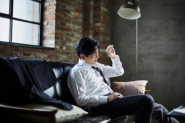 포토 JPG 응시 남자 40대 중년 실내 피곤 한명 앉기 상반신 옆모습 소파 한국인 슬픔 찡그림 문서 중년남자한명만 국내포토 1 시선 감정 뷰포인트 컨셉 의자 모션 표정 사람 동양인 성인 내부 남자한명만 중년남자만 파일형식