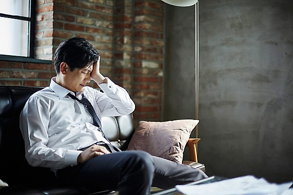 포토 JPG 응시 남자 40대 중년 실내 피곤 한명 앉기 상반신 옆모습 아웃포커스 소파 한국인 슬픔 문서 중년남자한명만 국내포토 1 시선 감정 뷰포인트 컨셉 의자 모션 촬영기법 사람 동양인 성인 내부 남자한명만 중년남자만 파일형식