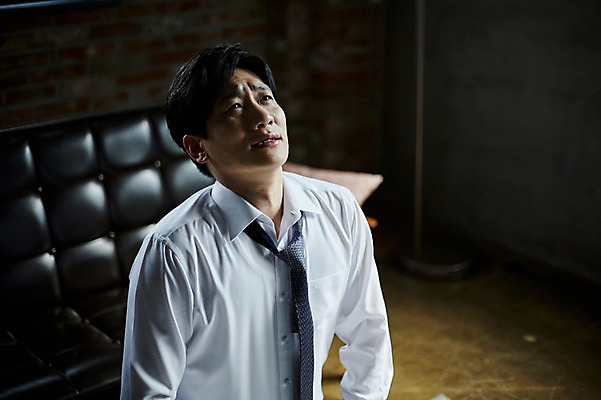 포토 JPG 응시 남자 40대 중년 실내 피곤 한명 앉기 상반신 앞모습 아웃포커스 소파 한국인 슬픔 찡그림 문서 중년남자한명만 국내포토 1 시선 감정 뷰포인트 컨셉 의자 모션 촬영기법 표정 사람 동양인 성인 내부 남자한명만 중년남자만 파일형식