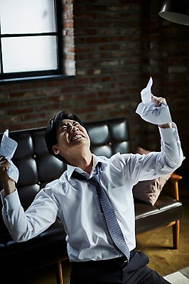 포토 JPG 응시 남자 40대 중년 실내 한명 들기 앉기 상반신 앞모습 아웃포커스 소파 한국인 찡그림 문서 구김 절규 중년남자한명만 국내포토 1 시선 뷰포인트 의자 모션 촬영기법 표정 사람 동양인 성인 내부 남자한명만 중년남자만 파일형식