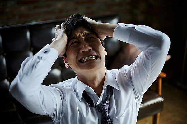 포토 JPG 응시 남자 40대 중년 실내 한명 앉기 상반신 앞모습 아웃포커스 소파 머리 한국인 잡기 찡그림 절규 중년남자한명만 국내포토 1 시선 뷰포인트 의자 모션 촬영기법 표정 사람 동양인 성인 내부 신체부위 남자한명만 중년남자만 파일형식