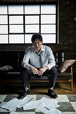 포토 JPG 전신 응시 남자 40대 중년 창문 실내 한명 앉기 앞모습 소파 한국인 찡그림 문서 중년남자한명만 국내포토 1 시선 뷰포인트 의자 모션 표정 사람 동양인 성인 내부 남자한명만 중년남자만 파일형식