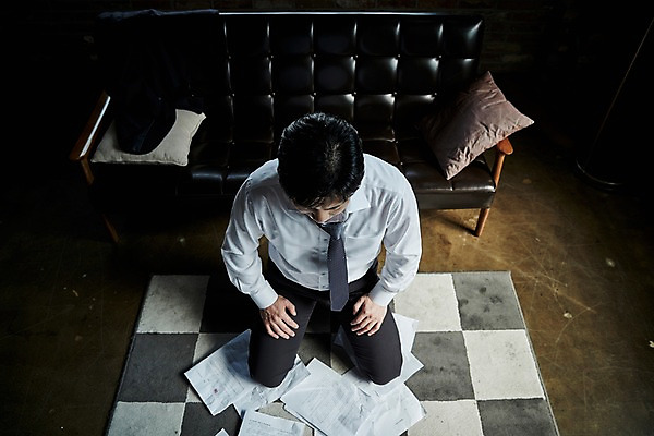 포토 JPG 전신 남자 40대 중년 실내 한명 앉기 앞모습 소파 하이앵글 한국인 실패 좌절 무릎꿇기 문서 중년남자한명만 국내포토 1 감정 뷰포인트 컨셉 의자 모션 사람 동양인 성인 내부 남자한명만 중년남자만 파일형식