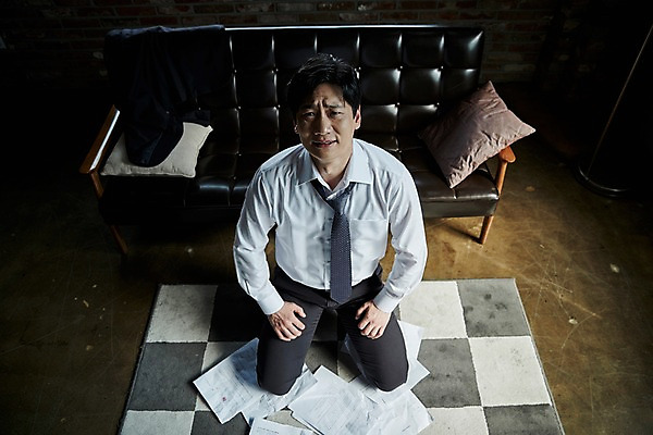 포토 JPG 전신 남자 40대 중년 실내 한명 앉기 앞모습 소파 하이앵글 한국인 찡그림 실패 좌절 무릎꿇기 문서 중년남자한명만 국내포토 1 감정 뷰포인트 컨셉 의자 모션 표정 사람 동양인 성인 내부 남자한명만 중년남자만 파일형식