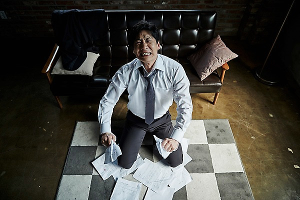 포토 JPG 전신 남자 40대 중년 실내 한명 앉기 앞모습 소파 하이앵글 한국인 찡그림 실패 좌절 무릎꿇기 문서 구김 절규 중년남자한명만 국내포토 1 감정 뷰포인트 컨셉 의자 모션 표정 사람 동양인 성인 내부 남자한명만 중년남자만 파일형식