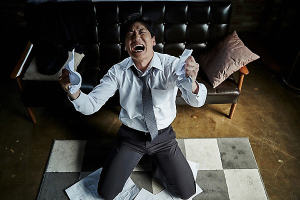 포토 JPG 전신 남자 40대 중년 실내 한명 앉기 앞모습 소파 하이앵글 한국인 분노 잡기 찡그림 실패 좌절 무릎꿇기 문서 구김 절규 중년남자한명만 국내포토 1 감정 뷰포인트 컨셉 의자 모션 표정 사람 동양인 성인 내부 남자한명만 중년남자만 파일형식