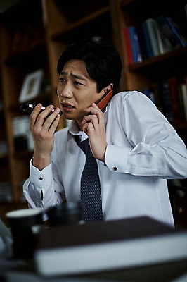 포토 JPG 응시 남자 40대 중년 책장 실내 한명 들기 앉기 상반신 옆모습 아웃포커스 책 노트북 스마트폰 한국인 불안 책상 요청 중년남자한명만 국내포토 1 시선 감정 뷰포인트 가구 모션 촬영기법 사람 동양인 성인 내부 전자제품 핸드폰 스마트기기 남자한명만 중년남자만 파일형식