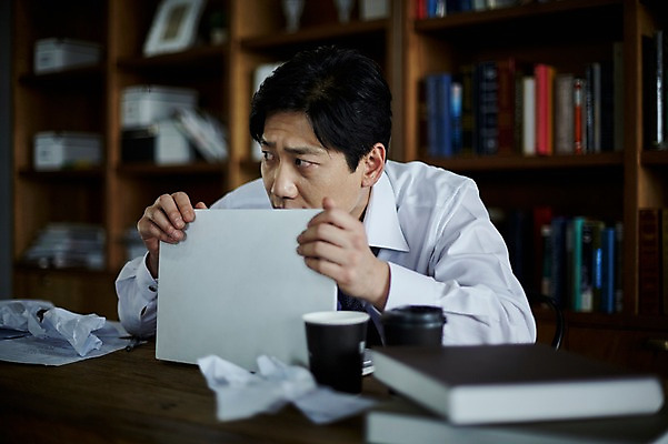 포토 JPG 응시 남자 40대 중년 책장 실내 한명 앉기 상반신 앞모습 아웃포커스 책 노트북 한국인 책상 문서 구김 눈치 숨기 중년남자한명만 국내포토 1 시선 뷰포인트 가구 모션 촬영기법 사람 동양인 성인 내부 전자제품 남자한명만 중년남자만 파일형식