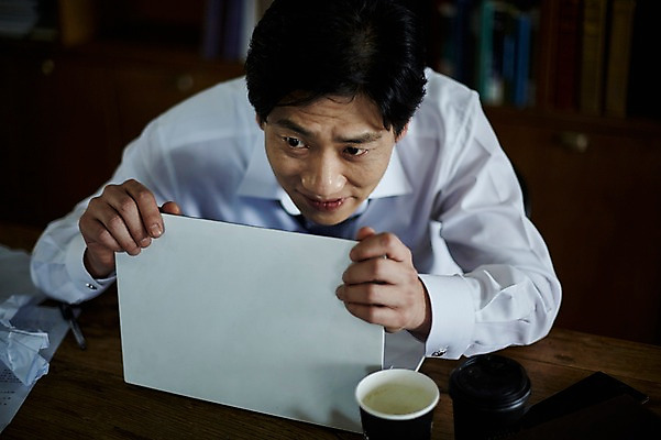 포토 JPG 응시 남자 40대 중년 책장 실내 한명 웃음 앉기 상반신 앞모습 아웃포커스 책 노트북 한국인 책상 눈치 숨기 중년남자한명만 국내포토 1 시선 뷰포인트 가구 모션 촬영기법 표정 사람 동양인 성인 내부 전자제품 남자한명만 중년남자만 파일형식 생활용품 인종 남자만 중년만 오브젝트 성인만