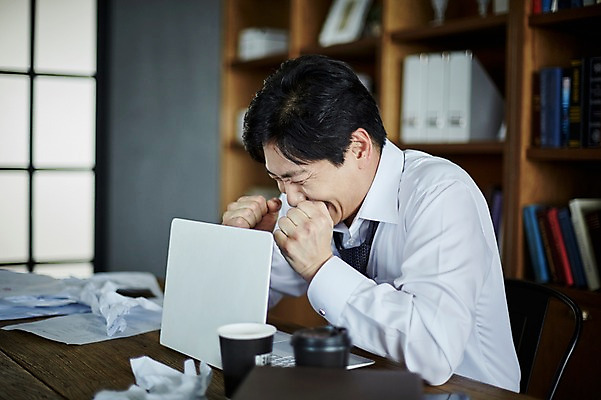 포토 JPG 응시 남자 40대 중년 책장 실내 한명 앉기 상반신 옆모습 아웃포커스 책 노트북 한국인 책상 문서 구김 숨기 중년남자한명만 국내포토 1 시선 뷰포인트 가구 모션 촬영기법 사람 동양인 성인 내부 전자제품 남자한명만 중년남자만 파일형식