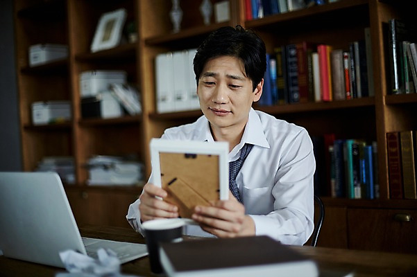 포토 JPG 응시 남자 40대 중년 액자 책장 실내 한명 들기 앉기 상반신 앞모습 아웃포커스 책 노트북 한국인 책상 중년남자한명만 국내포토 1 시선 뷰포인트 가구 모션 촬영기법 사람 동양인 성인 내부 전자제품 남자한명만 중년남자만 파일형식