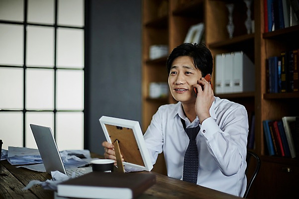 포토 JPG 응시 남자 40대 중년 액자 책장 실내 한명 들기 앉기 상반신 앞모습 아웃포커스 책 노트북 스마트폰 한국인 책상 통화 중년남자한명만 국내포토 1 시선 뷰포인트 가구 모션 촬영기법 사람 동양인 성인 내부 전자제품 핸드폰 스마트기기 남자한명만 중년남자만 파일형식