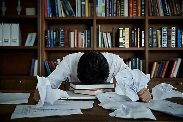 포토 JPG 남자 엎드리기 40대 중년 책장 실내 한명 앉기 상반신 앞모습 책 노트북 한국인 책상 문서 구김 중년남자한명만 국내포토 1 뷰포인트 가구 모션 사람 동양인 성인 내부 전자제품 남자한명만 중년남자만 파일형식