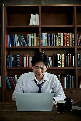 포토 JPG 남자 40대 중년 책장 실내 한명 앉기 상반신 앞모습 책 노트북 한국인 찡그림 책상 문서 구김 중년남자한명만 국내포토 1 뷰포인트 가구 모션 표정 사람 동양인 성인 내부 전자제품 남자한명만 중년남자만 파일형식